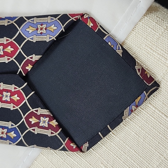 Vintage Bill Blass 100% Silk Necktie Featuring Red & Blue Interlocking Shapes - Picture 5 of 5